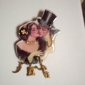 Elegant Vintage Couple Brooch - Gold and Cream